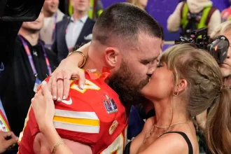 Taylor Swift und Travis Kelce haben ihre Verlobung bekannt gegeben. Die beiden Stars gaben die Nachricht auf Instagram bekannt.