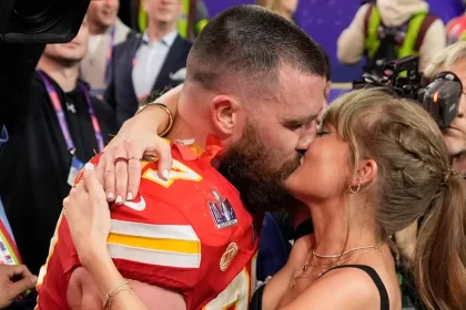 Taylor Swift und Travis Kelce haben ihre Verlobung bekannt gegeben. Die beiden Stars gaben die Nachricht auf Instagram bekannt.