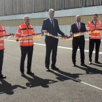 Der 16. Abschnitt der Berliner A100 wurde nach zwölf Jahren Bauzeit eröffnet. Der Ausbau für 721 Millionen Euro sorgt jedoch für heftige Proteste von Grünen und Linken.