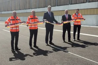 Der 16. Abschnitt der Berliner A100 wurde nach zwölf Jahren Bauzeit eröffnet. Der Ausbau für 721 Millionen Euro sorgt jedoch für heftige Proteste von Grünen und Linken.