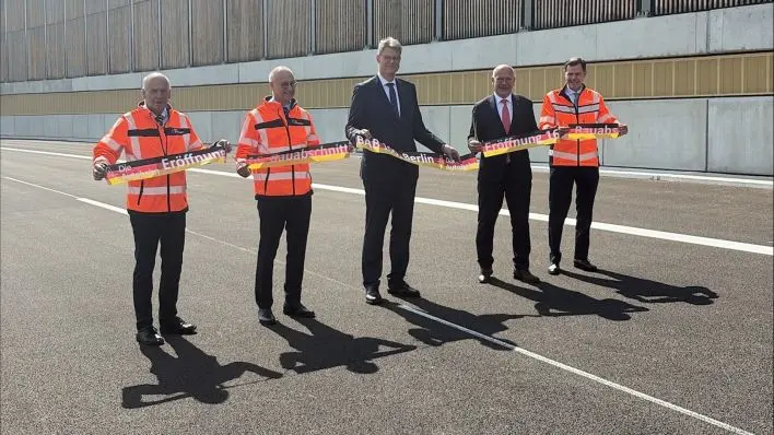 Der 16. Abschnitt der Berliner A100 wurde nach zwölf Jahren Bauzeit eröffnet. Der Ausbau für 721 Millionen Euro sorgt jedoch für heftige Proteste von Grünen und Linken.