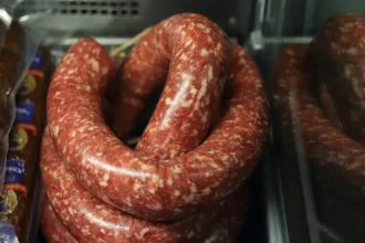 Hersteller Schleizer Fleisch- und Wurstwaren ruft Zwiebelmettwurst zurück: In einer Charge wurden gefährliche EHEC-Bakterien nachgewiesen.
