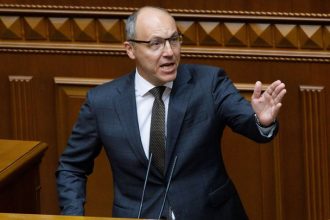 In Lwiw wurde Andrij Parubij erschossen: Details zum Anschlag, erste Ermittlungsdaten, Biografie, Rolle im Euromaidan, politische Laufbahn und Auszeichnungen.