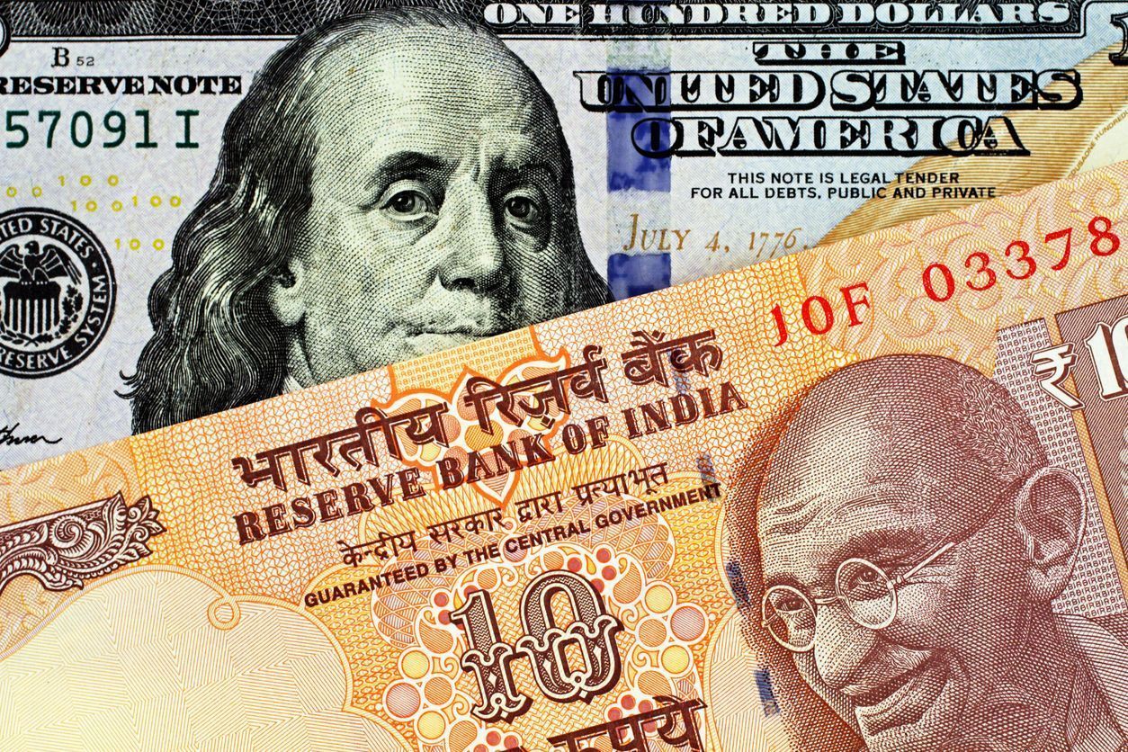 Indische Rupie fällt 25 % US-Zölle und Dollarnachfrage setzen die INR unter Druck
