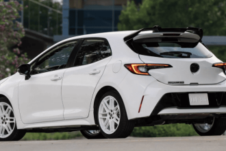 Toyota präsentiert den Corolla Hatchback 2026 mit der Retro-Version FX Edition, erweiterten Sicherheitsfeatures und neuen Ausstattungslinien.
