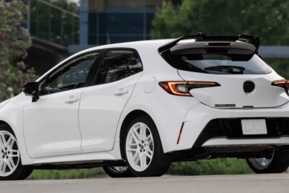 Toyota präsentiert den Corolla Hatchback 2026 mit der Retro-Version FX Edition, erweiterten Sicherheitsfeatures und neuen Ausstattungslinien.