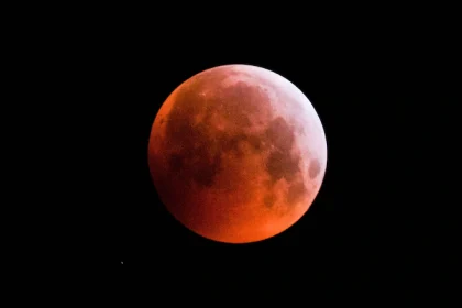 Am 7. September 2025 erscheint über Deutschland und Eurasien ein „Blutmond“. Die totale Mondfinsternis färbt den Erdtrabanten tiefrot und bietet ein seltenes Spektakel.