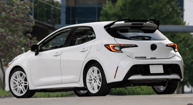 Toyota präsentiert den Corolla Hatchback 2026 mit der Retro-Version FX Edition, erweiterten Sicherheitsfeatures und neuen Ausstattungslinien.