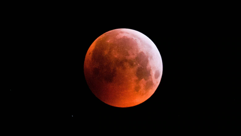 Am 7. September 2025 erscheint über Deutschland und Eurasien ein „Blutmond“. Die totale Mondfinsternis färbt den Erdtrabanten tiefrot und bietet ein seltenes Spektakel.