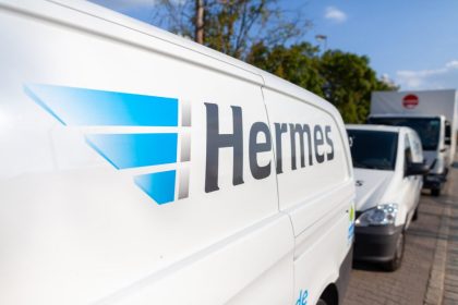 Hermes steckt in der Krise: Arbeitsplatzabbau, Restrukturierung und eine mögliche Komplettübernahme durch die Otto Group zeichnen ein düsteres Bild.
