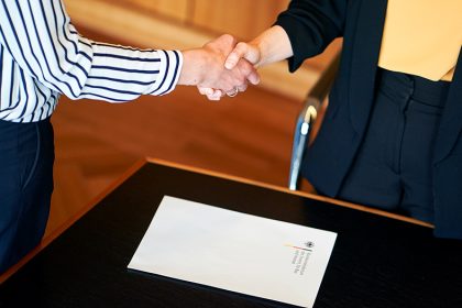 Bundesregierung beschließt Vorschusszahlungen: Ab Dezember 2025 steigen Gehälter und Pensionen um 3 %, ab Mai 2026 folgt ein weiteres Plus von 2,8 %.