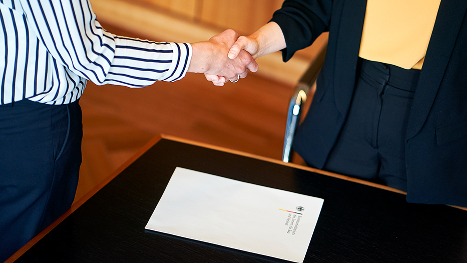 Bundesregierung beschließt Vorschusszahlungen: Ab Dezember 2025 steigen Gehälter und Pensionen um 3 %, ab Mai 2026 folgt ein weiteres Plus von 2,8 %.