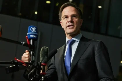 Die NATO reagiert ernst auf den Vorfall mit Ursula von der Leyens Flugzeug, das durch russische elektronische Störsysteme betroffen war. Mark Rutte kündigt Maßnahmen gegen hybride Bedrohungen an.
