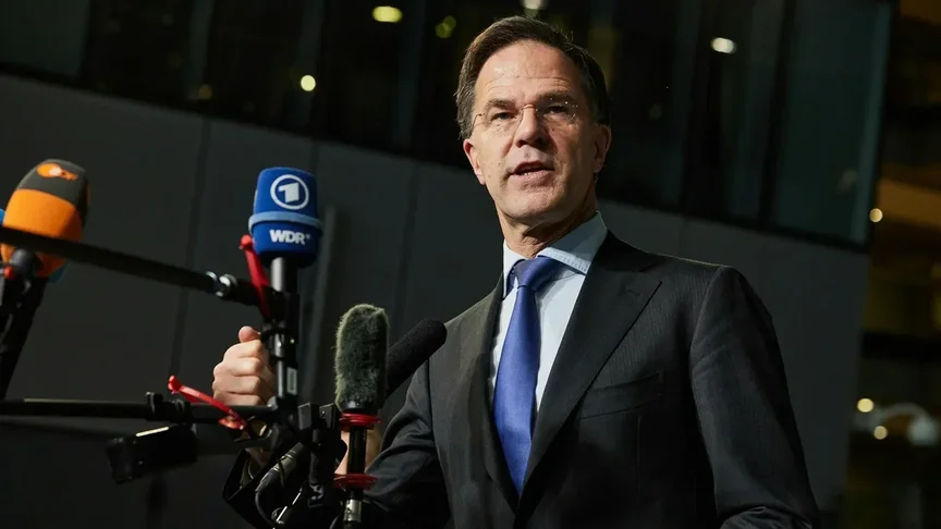 Die NATO reagiert ernst auf den Vorfall mit Ursula von der Leyens Flugzeug, das durch russische elektronische Störsysteme betroffen war. Mark Rutte kündigt Maßnahmen gegen hybride Bedrohungen an.