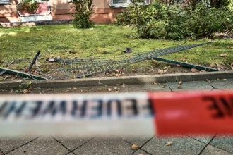 Ein 27-Jähriger hat an der Grenze Berlin-Brandenburg zwei Unfälle verursacht. Ein Radfahrer starb, mehrere Menschen wurden verletzt. Der Fahrer wurde festgenommen.