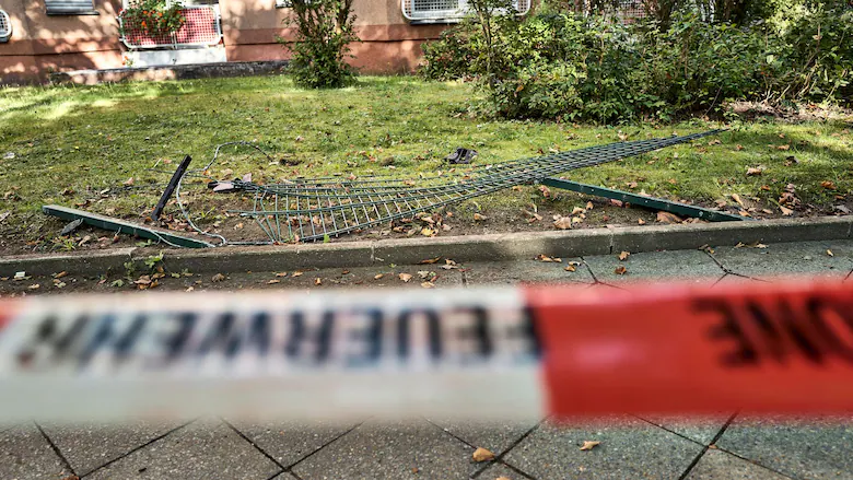 Ein 27-Jähriger hat an der Grenze Berlin-Brandenburg zwei Unfälle verursacht. Ein Radfahrer starb, mehrere Menschen wurden verletzt. Der Fahrer wurde festgenommen.