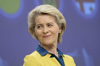 Das Flugzeug von Ursula von der Leyen landete in Bulgarien ohne GPS. EU-Beamte vermuten russische Störungen, der Kreml weist die Vorwürfe zurück.