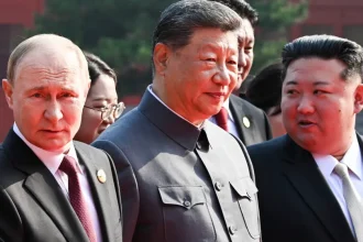 Russland weist Trumps Vorwurf einer Verschwörung mit China und Nordkorea zurück. In Peking traten Putin, Xi und Kim bei einer Militärparade gemeinsam auf.