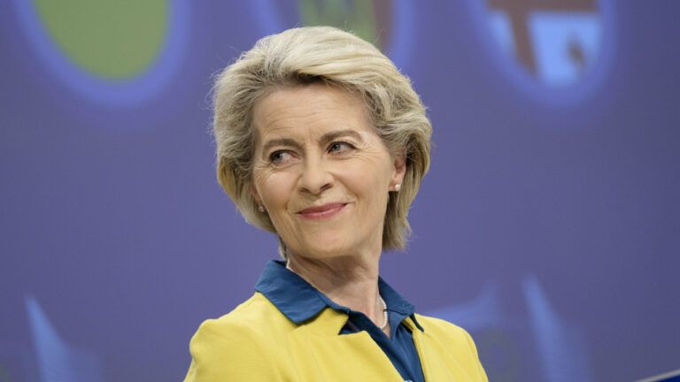 Das Flugzeug von Ursula von der Leyen landete in Bulgarien ohne GPS. EU-Beamte vermuten russische Störungen, der Kreml weist die Vorwürfe zurück.