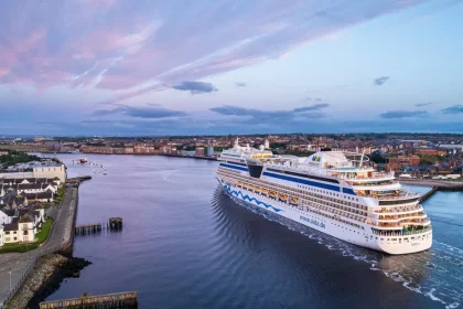 Hamburg feiert die Cruise Days 2025 mit Feuerwerk, Parade, Hunderttausenden Gästen und der Eröffnung des neuen Kreuzfahrtterminals in der HafenCity.