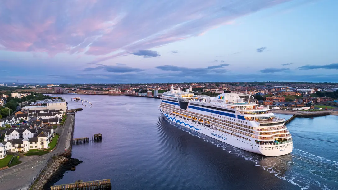 Hamburg feiert die Cruise Days 2025 mit Feuerwerk, Parade, Hunderttausenden Gästen und der Eröffnung des neuen Kreuzfahrtterminals in der HafenCity.