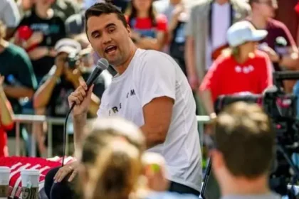 In Utah wurde der konservative Aktivist Charlie Kirk erschossen. Die Polizei sucht den Täter, Politiker beider Parteien verurteilten die Tat.