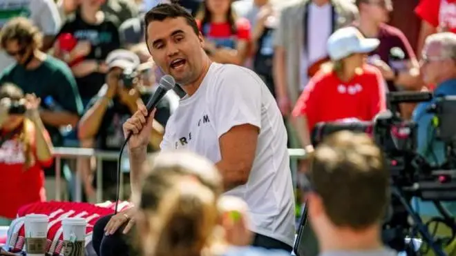 In Utah wurde der konservative Aktivist Charlie Kirk erschossen. Die Polizei sucht den Täter, Politiker beider Parteien verurteilten die Tat.