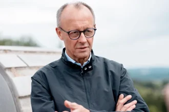 Deutschlands Kanzler Friedrich Merz schlug Genf als Ort für ein Treffen zwischen Selenskyj und Putin vor. Die Schweiz bestätigte ihre Bereitschaft, Gespräche auszurichten.