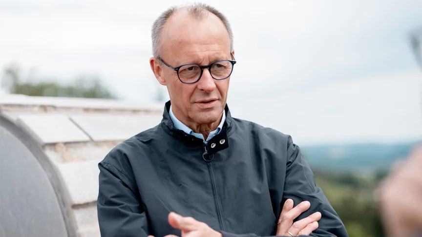 Deutschlands Kanzler Friedrich Merz schlug Genf als Ort für ein Treffen zwischen Selenskyj und Putin vor. Die Schweiz bestätigte ihre Bereitschaft, Gespräche auszurichten.