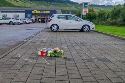 In Niederhall wurde ein 12-jähriger Junge auf einem Supermarktparkplatz von einem 18-Jährigen überfahren und tödlich verletzt. Ermittlungen laufen.