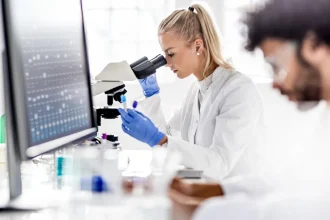 BioNTech meldet Durchbruch: Brustkrebstherapie BNT323 zeigt in Phase-III-Studie deutliche Vorteile und rückt einer Zulassung in Europa und USA näher.