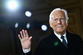 Giorgio Armani ist im Alter von 91 Jahren verstorben. Die Abschiedszeremonie findet am 6.–7. September in Mailand statt, die Beisetzung erfolgt im privaten Rahmen.