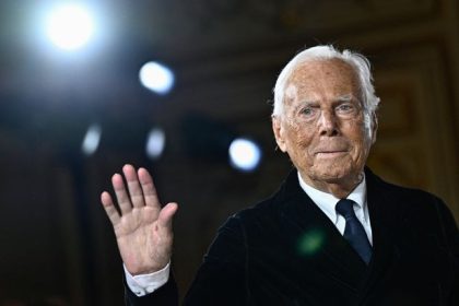 Giorgio Armani ist im Alter von 91 Jahren verstorben. Die Abschiedszeremonie findet am 6.–7. September in Mailand statt, die Beisetzung erfolgt im privaten Rahmen.