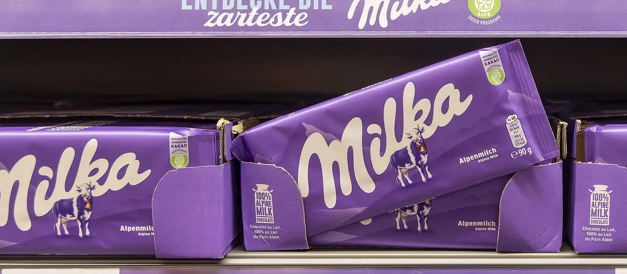 Milka unter Druck: Verbraucherschützer werfen Mondelez versteckte Preiserhöhungen und „Mogelpackungen“ vor. Diskussion über strengere Kennzeichnungspflichten.