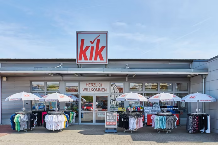 Kik erwägt die Schließung von bis zu 400 Filialen in Deutschland. Das Unternehmen analysiert sein Netz, investiert weiter und bereitet Führungswechsel vor.