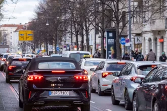 Rund 10 Millionen Autofahrer in Deutschland sind 2026 von neuen Regionalklassen betroffen. In Berlin und Offenbach steigen die Beiträge, in Brandenburg sinken sie.