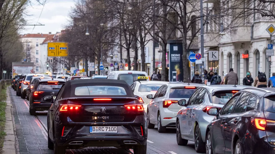 Rund 10 Millionen Autofahrer in Deutschland sind 2026 von neuen Regionalklassen betroffen. In Berlin und Offenbach steigen die Beiträge, in Brandenburg sinken sie.