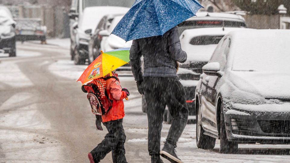 Schulausfall Niedersachsen heute: Glatteis legt Schulen und Verkehr lahm