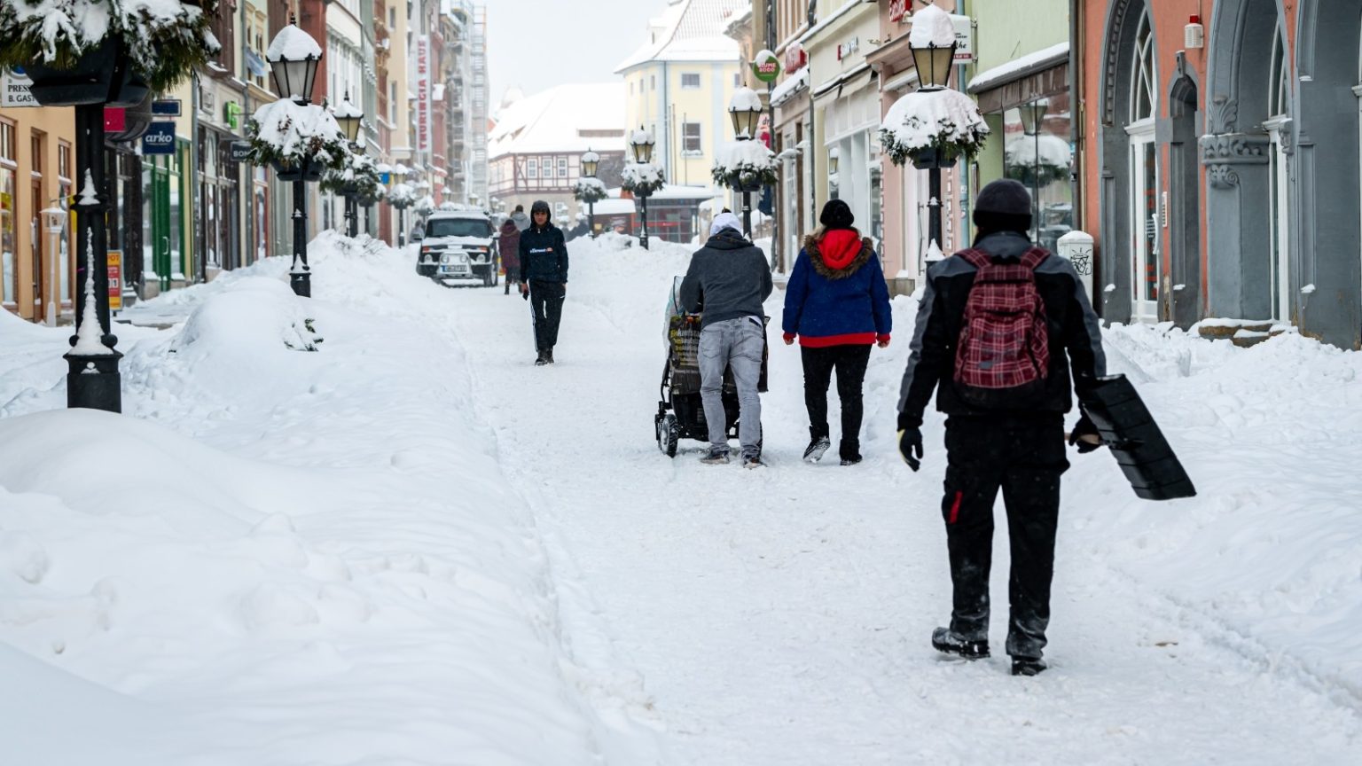 Schnee-Chaos in Nordbayern: Schulen bleiben geschlossen, Verkehr steht still
