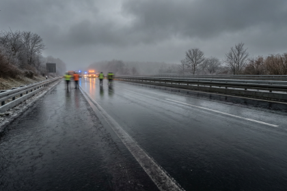 Schneetief „Leonie“ bringt Eisregen und Chaos auf Deutschlands Straßen