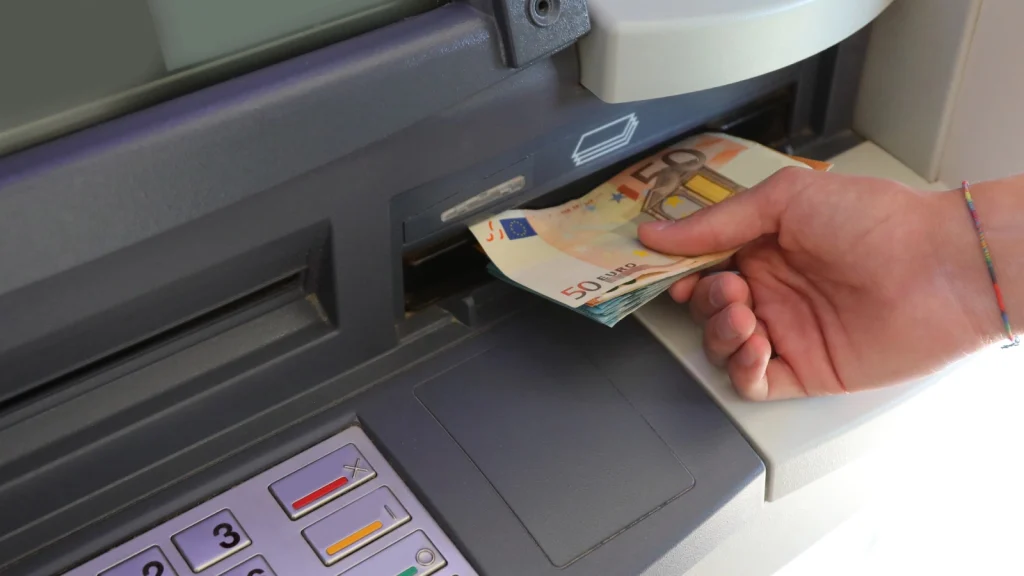 Geldautomaten verschwinden, Online-Dienst endet: Sparkasse baut Angebot weiter ab