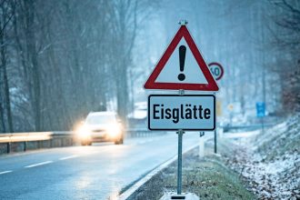 Schulausfall Niedersachsen heute: Glatteis legt Schulen und Verkehr lahm