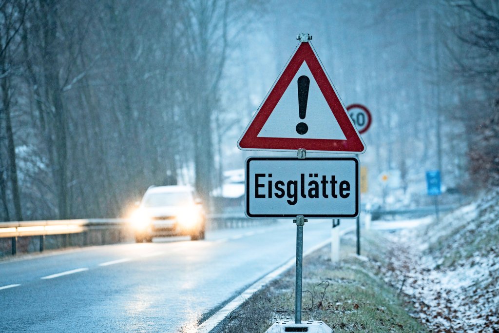 Schulausfall Niedersachsen heute: Glatteis legt Schulen und Verkehr lahm