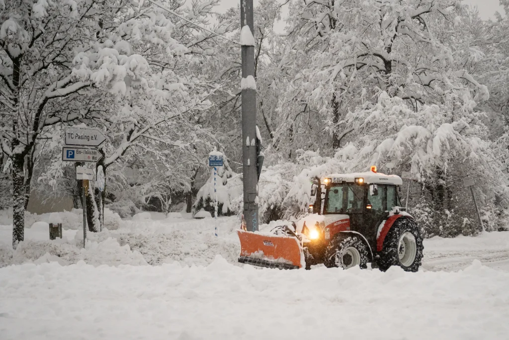 Schnee-Chaos in Nordbayern: Schulen bleiben geschlossen, Verkehr steht still