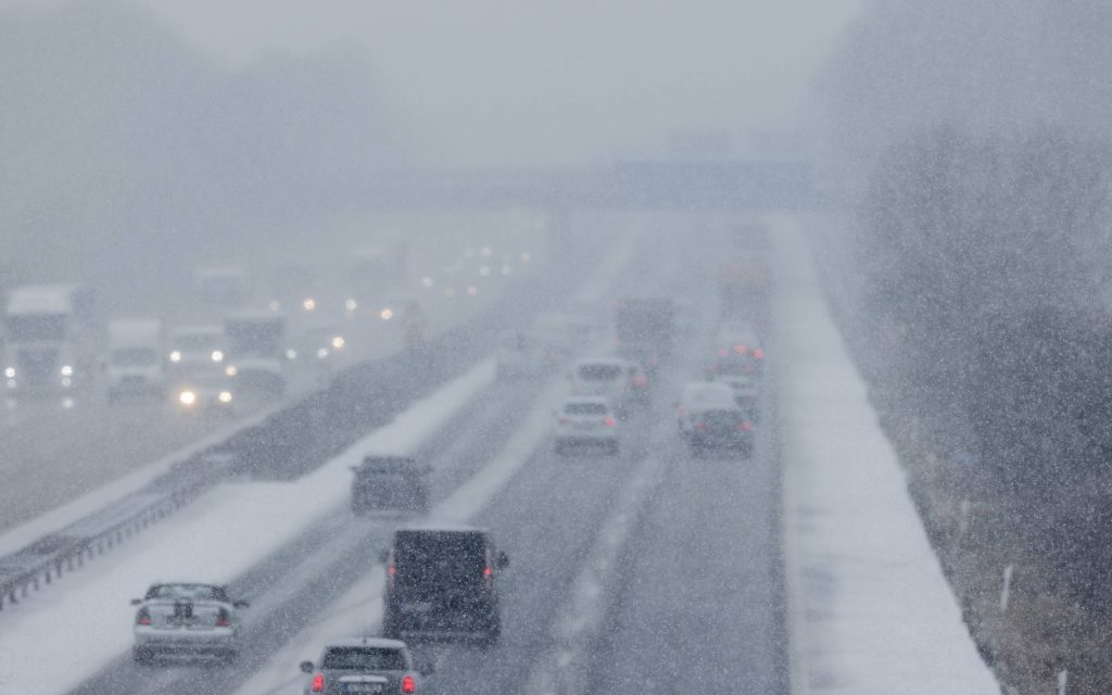 Schneetief „Leonie“ bringt Eisregen und Chaos auf Deutschlands Straßen