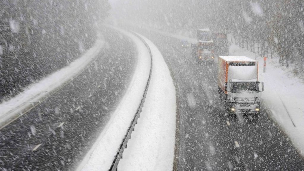 Schnee und Glätte in Niedersachsen: Zahlreiche Unfälle und Bahnprobleme. Winterchaos auf A7 und A1
