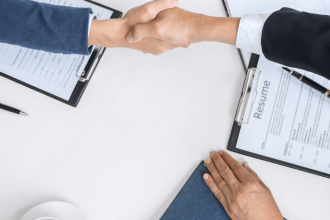 Beamte vs. Angestellte in Deutschland: Wer verdient wirklich mehr Geld – Gehalt, Netto und Pension im Vergleich