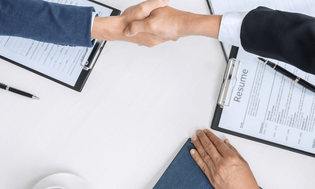 Beamte vs. Angestellte in Deutschland: Wer verdient wirklich mehr Geld – Gehalt, Netto und Pension im Vergleich