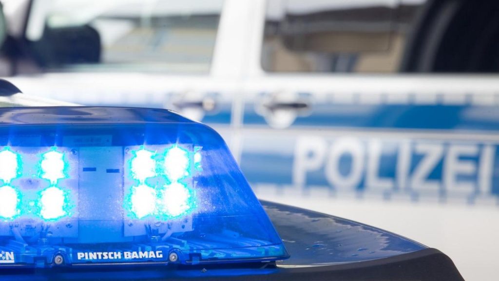 Frau gerät bei Karnevalszug in Mönchengladbach unter Bus – Polizei ermittelt