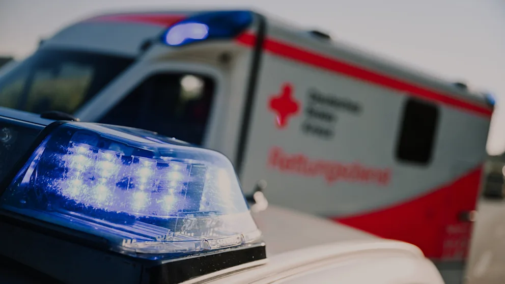 Frau gerät bei Karnevalszug in Mönchengladbach unter Bus – Polizei ermittelt